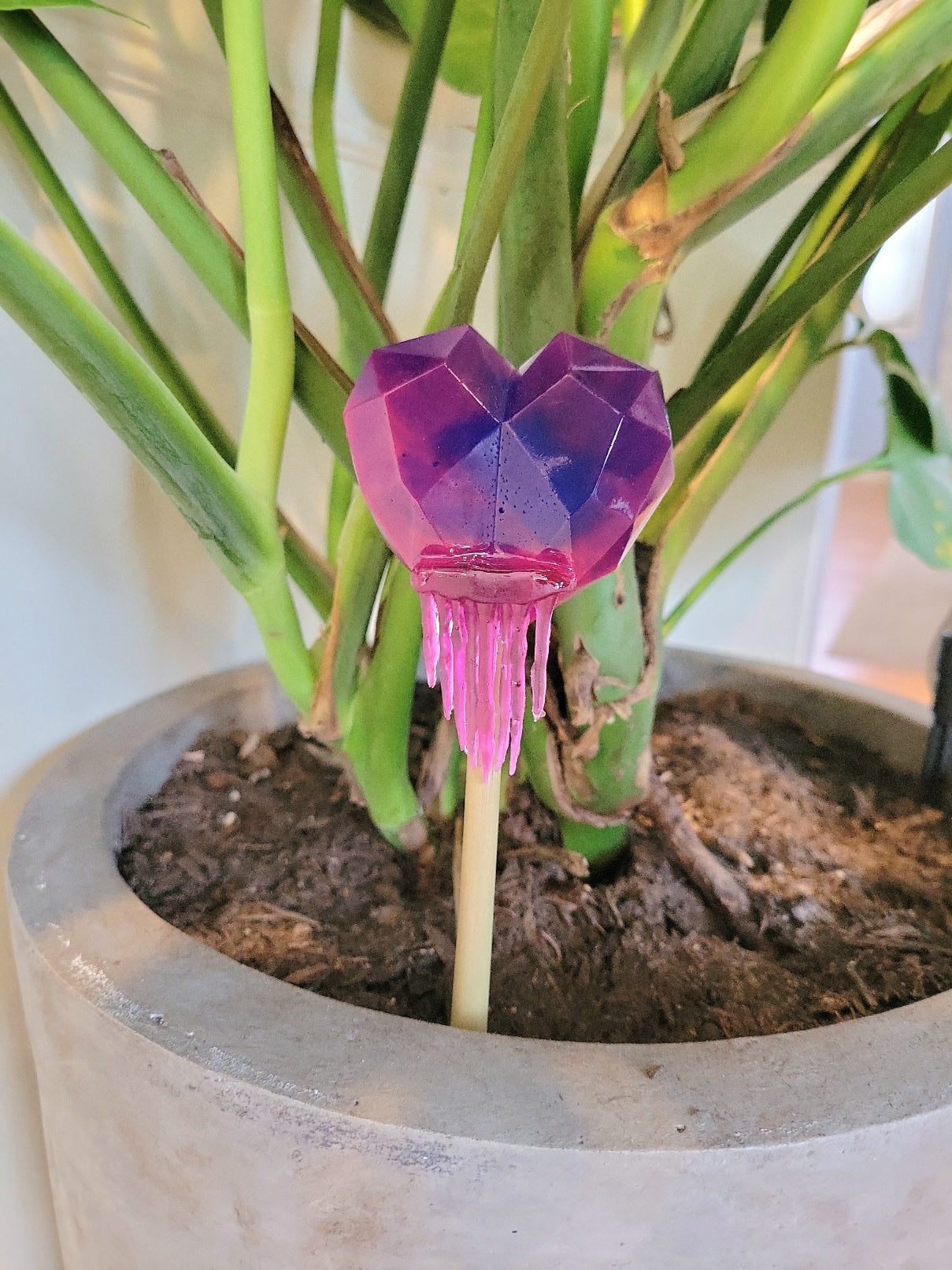 Plant decor stake (Bleeding heart)