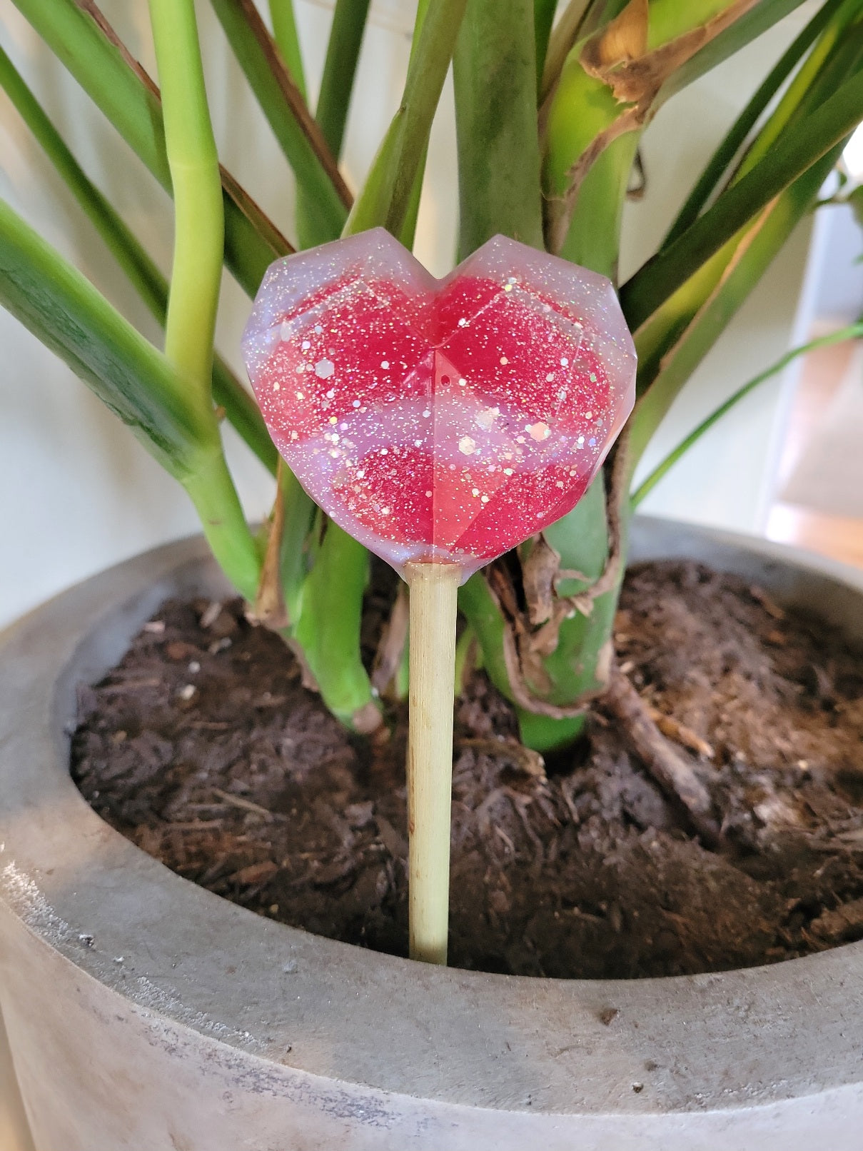 Plant decor stake (kiss)
