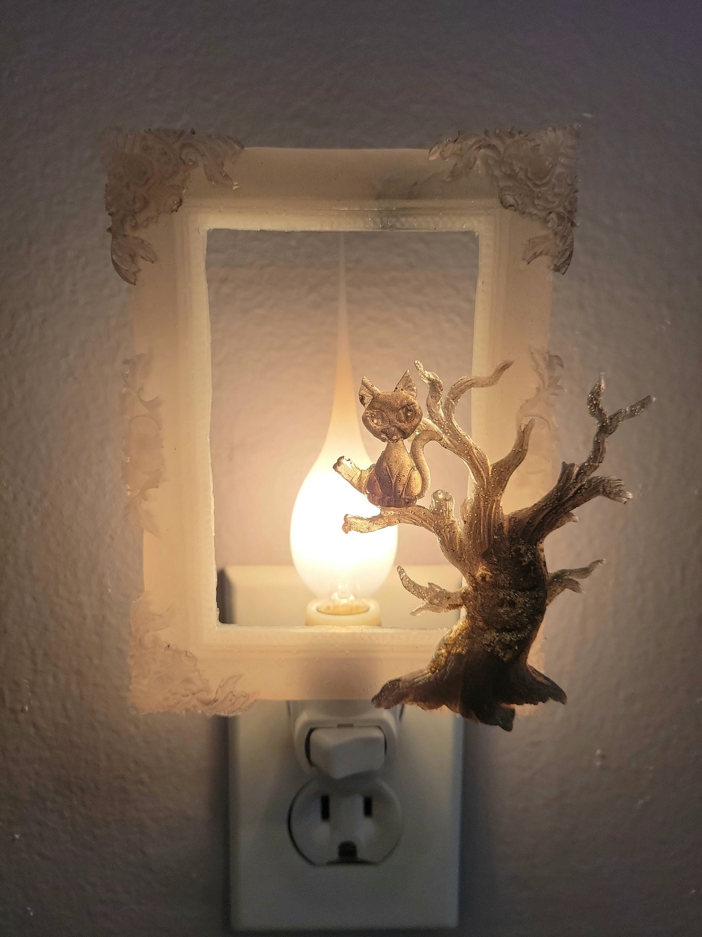 Night light (Cat in tree)