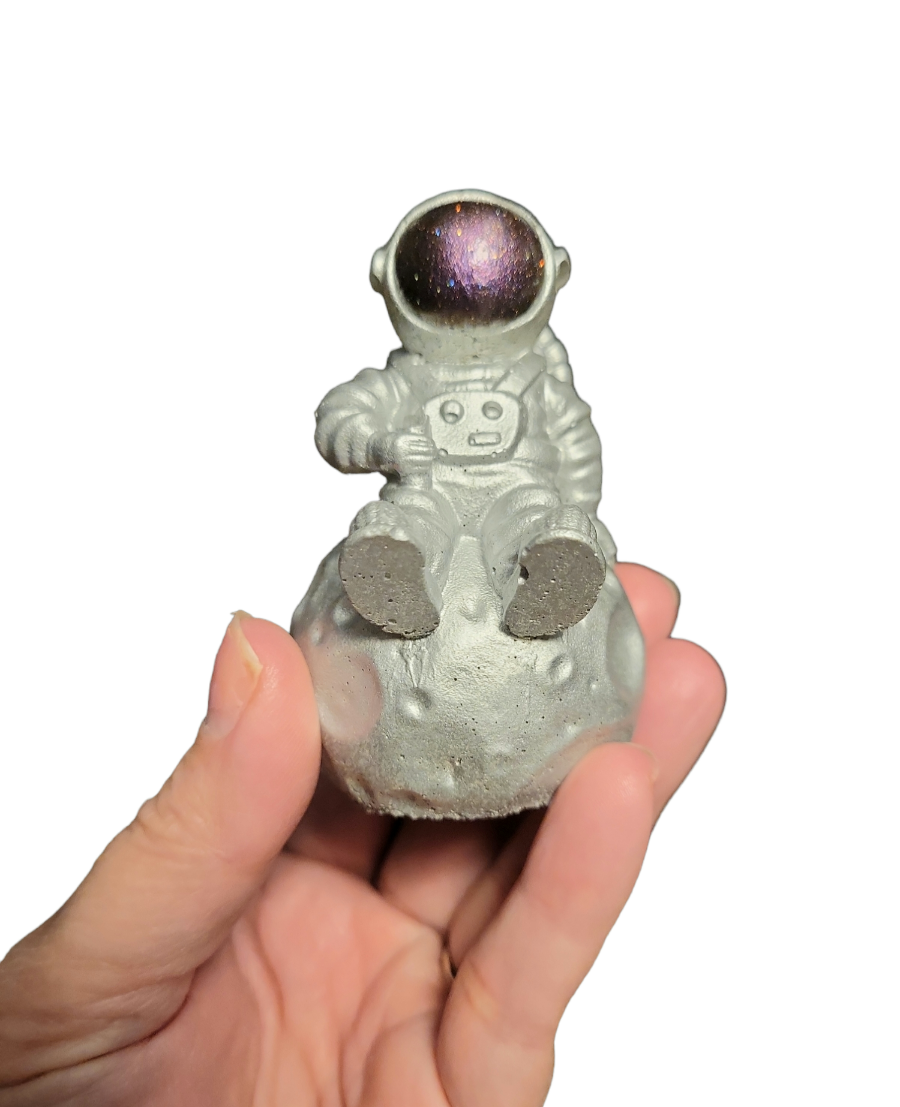 Concrete astronaut & world candle gift box