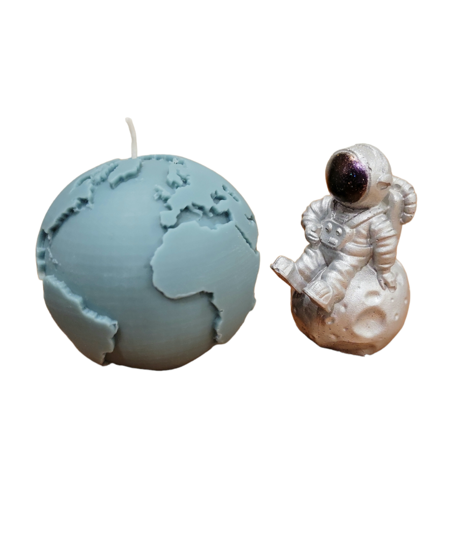Concrete astronaut & world candle gift box